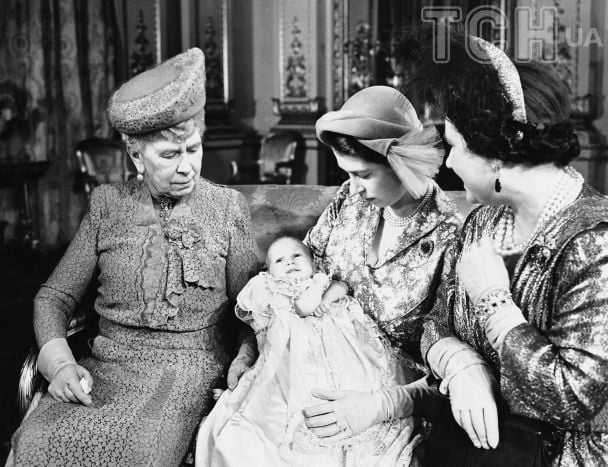 Принцесса Анна на руках у матери королевы Елизаветы II рядом со своей бабушкой Елизаветой Боул-Лайон и прабабушкой королевой Марией Текской / © Associated Press
