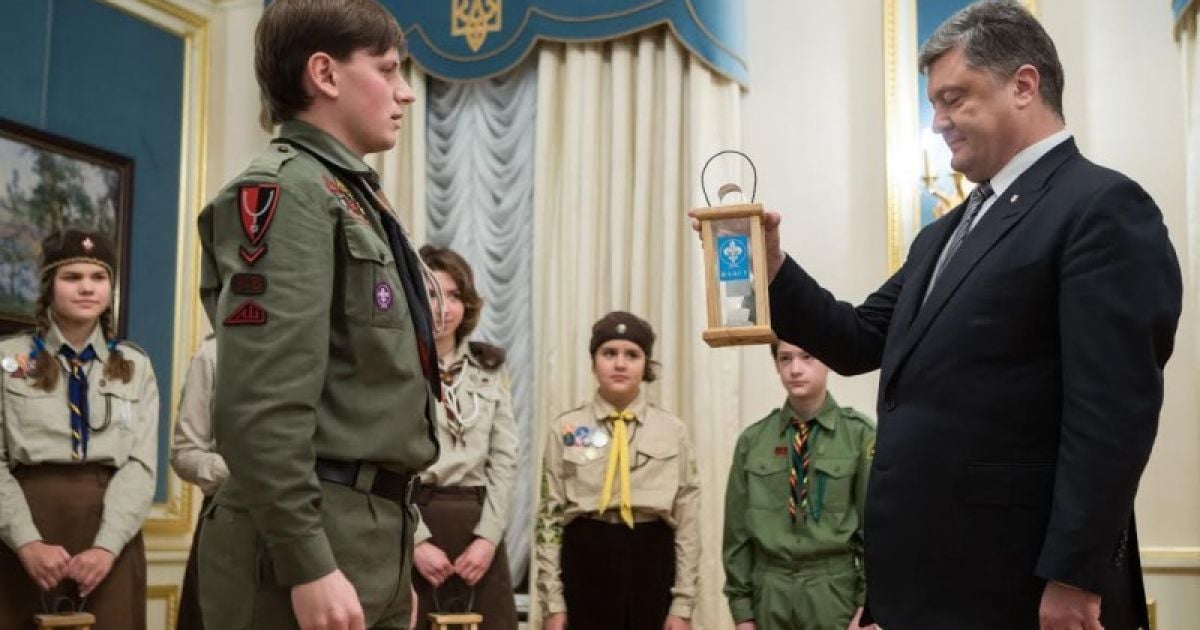 Пластуни вперше передали Порошенку вифлеємський вогонь миру