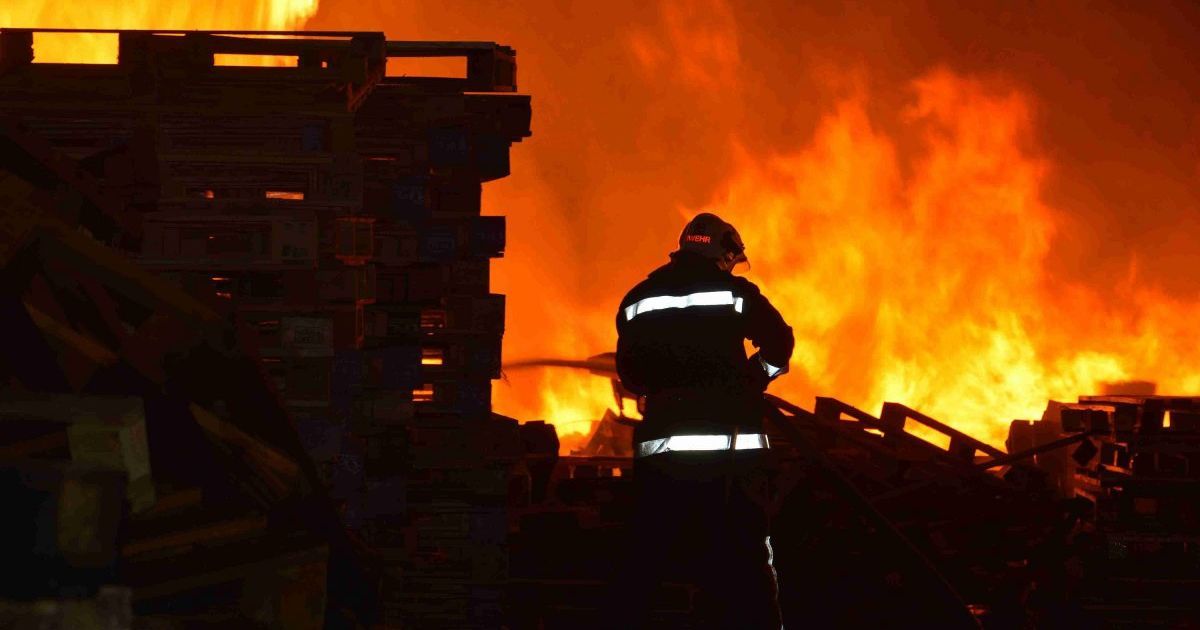 В Киеве сразу в трех зданиях вспыхнул пожар