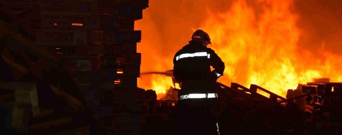В Киеве сразу в трех зданиях вспыхнул пожар