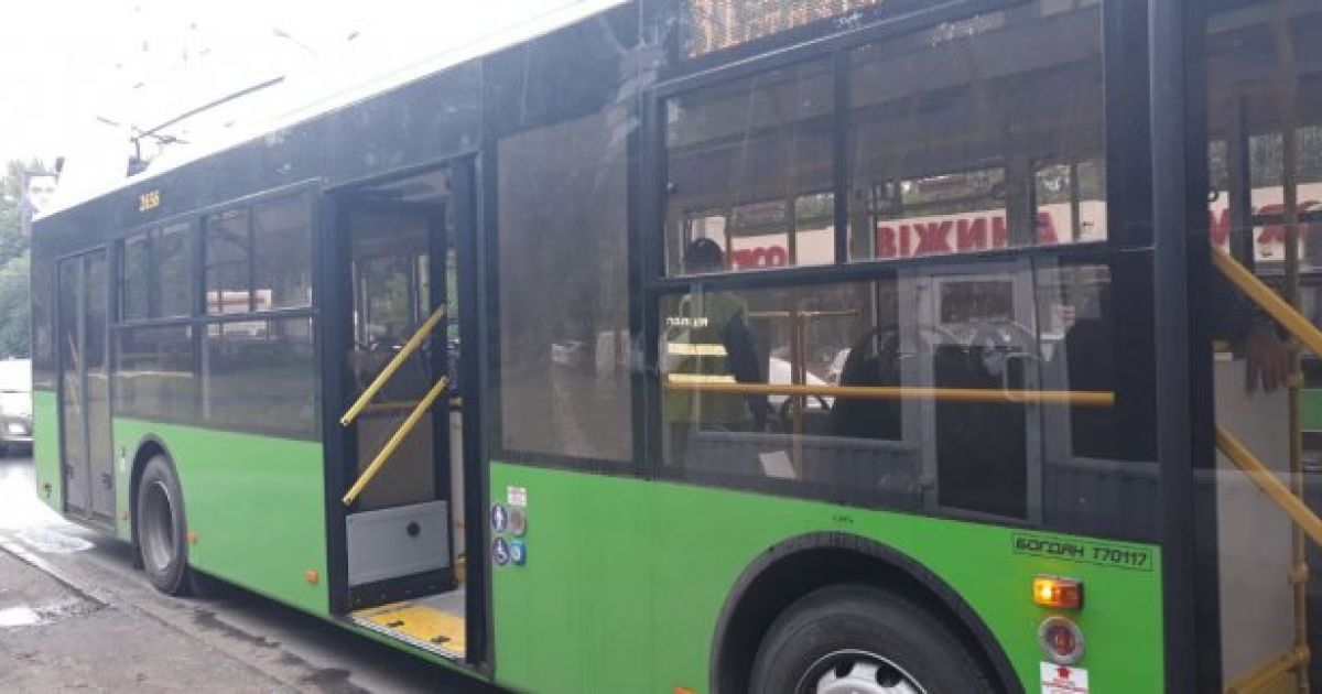 У Харкові водій повідомив, що у його тролейбус з пасажирами вистрілив невідомий, у поліції це спростували