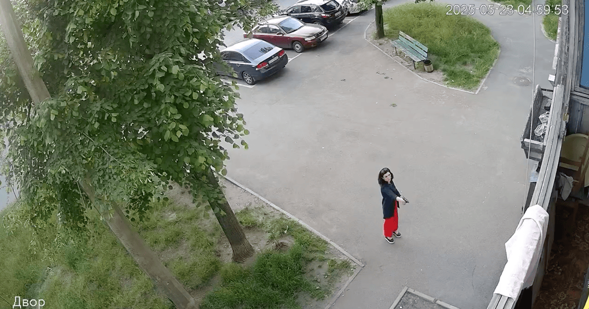 Жінка стріляла по під'їзду в Києві