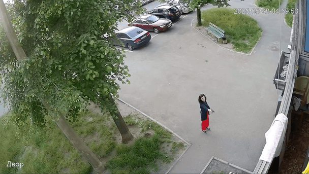 В Киеве женщина устроила стрельбу по дверям подъезда (видео): что говорит полиция