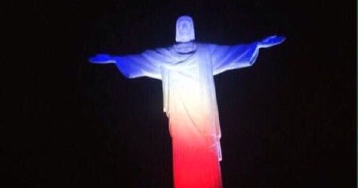 Статуя Христа Спасителя у Ріо-де-Жанейро світиться кольорами прапору Франції. / © twitter.com/iwatchedbieber