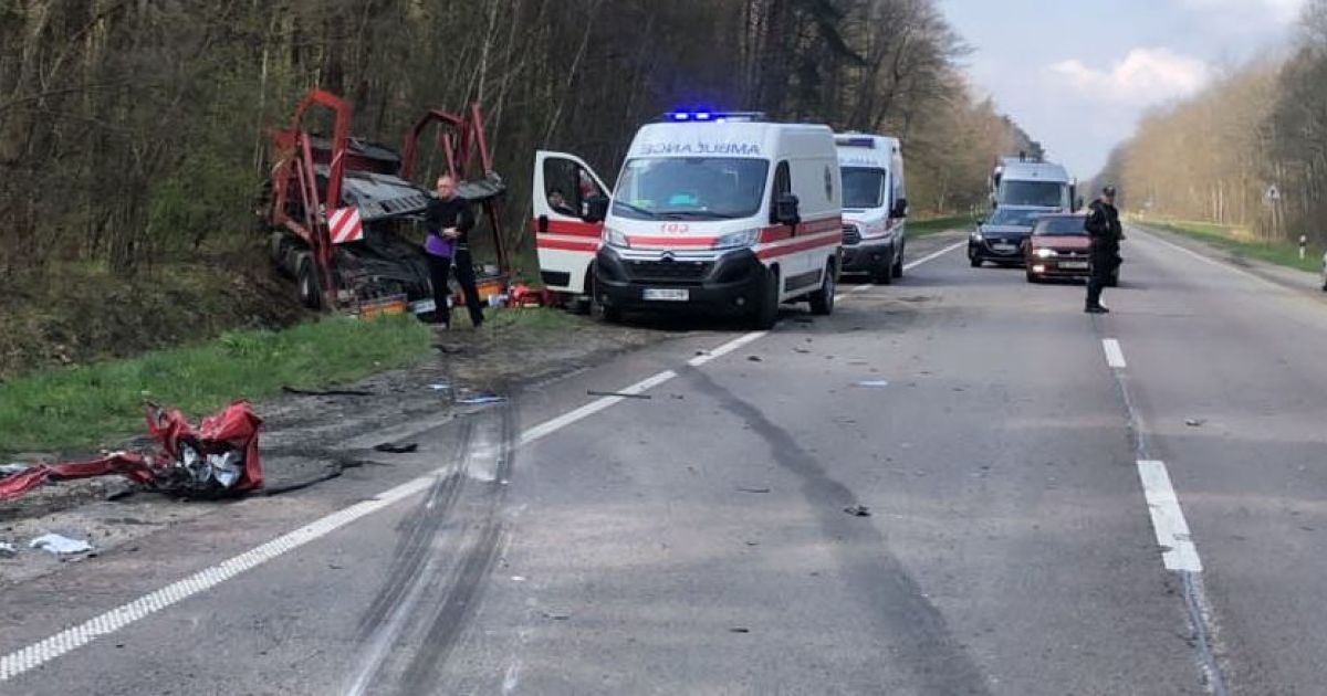 Во Львовской области произошло масштабное ДТП: столкнулись два грузовика и легковушка, есть погибший (фото)