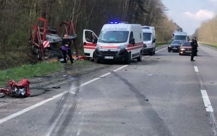 У Львівській області сталась масштабна ДТП: зіткнулись дві вантажівки та легковик, є загиблий (фото)