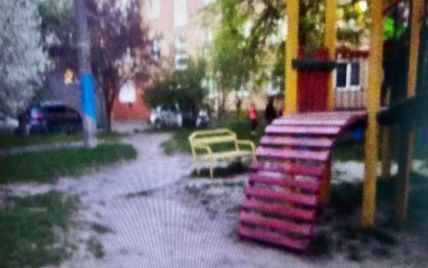 Вдарила по обличчю та штовхала: на Київщині жінка раптово накинулась на дітей