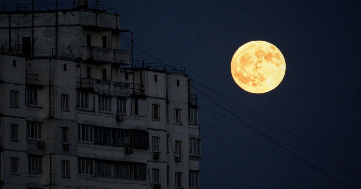 У Києві помітили незвичайний місяць