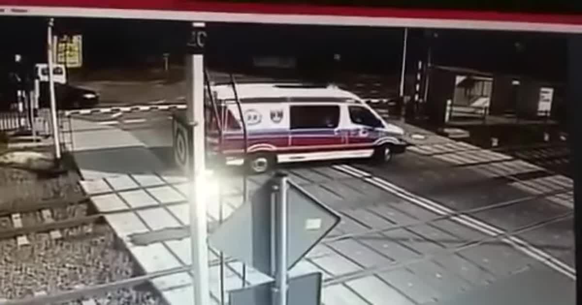 У Польщі поїзд зніc автомобіль швидкої, двоє людей загинули