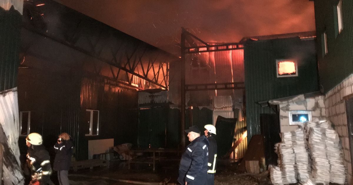 На Київщині масштабна пожежа охопила підприємство з виготовлення армійського обмундирування
