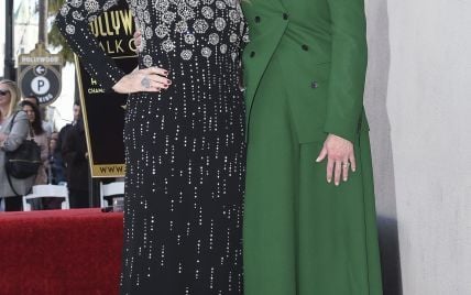 В красивом изумрудном костюме: Джулия Робертс блистала на голливудской "Аллее славы"