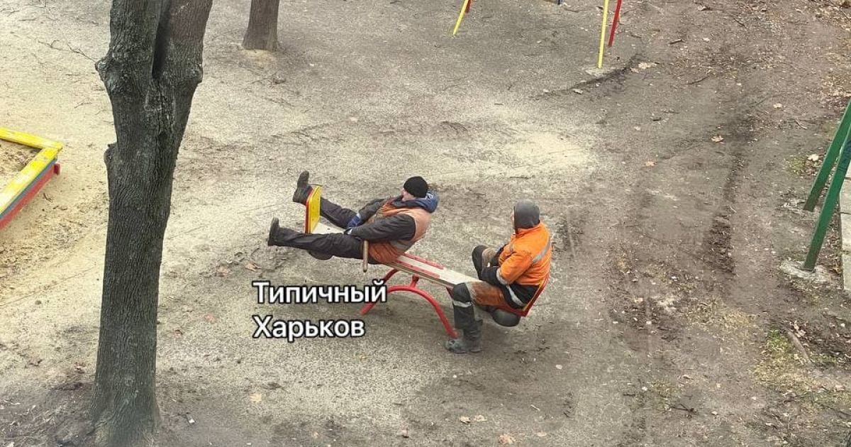 В Харькове двое коммунальщиков вспомнили детство и стали звездами Сети (видео)