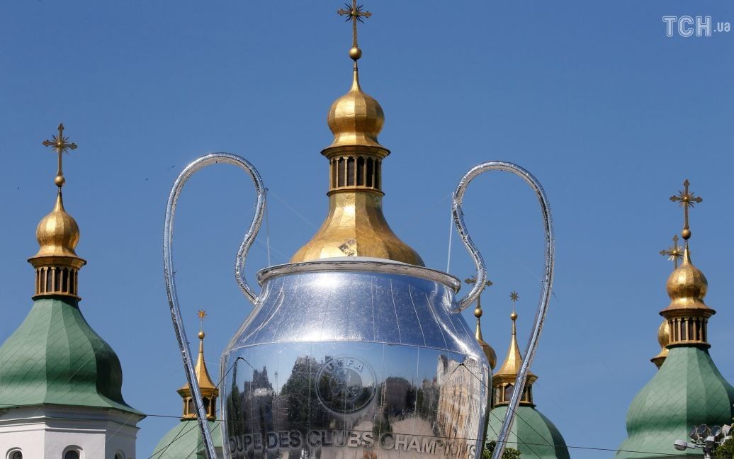 Репліка Кубка чемпіонів на Софійській площі у Києві. / © Reuters