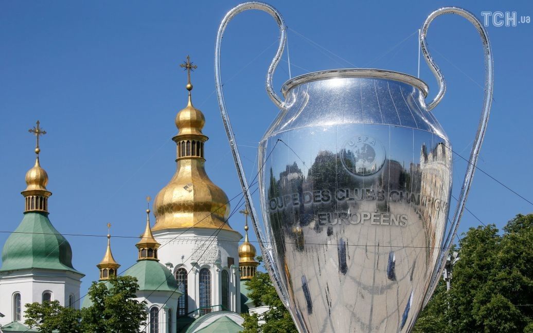 Репліка Кубка чемпіонів на Софійській площі у Києві. / © Reuters