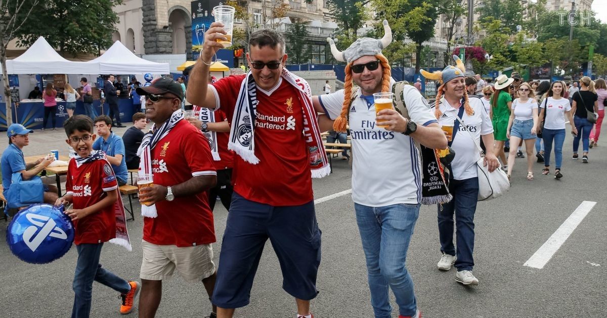 Вболівальники у фан-зоні на Хрещатику до фіналу Ліги чемпіонів / © Reuters