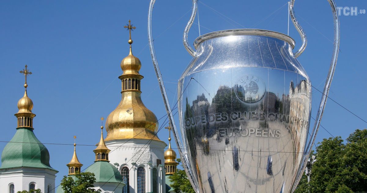Репліка Кубка чемпіонів на Софійській площі у Києві. / © Reuters