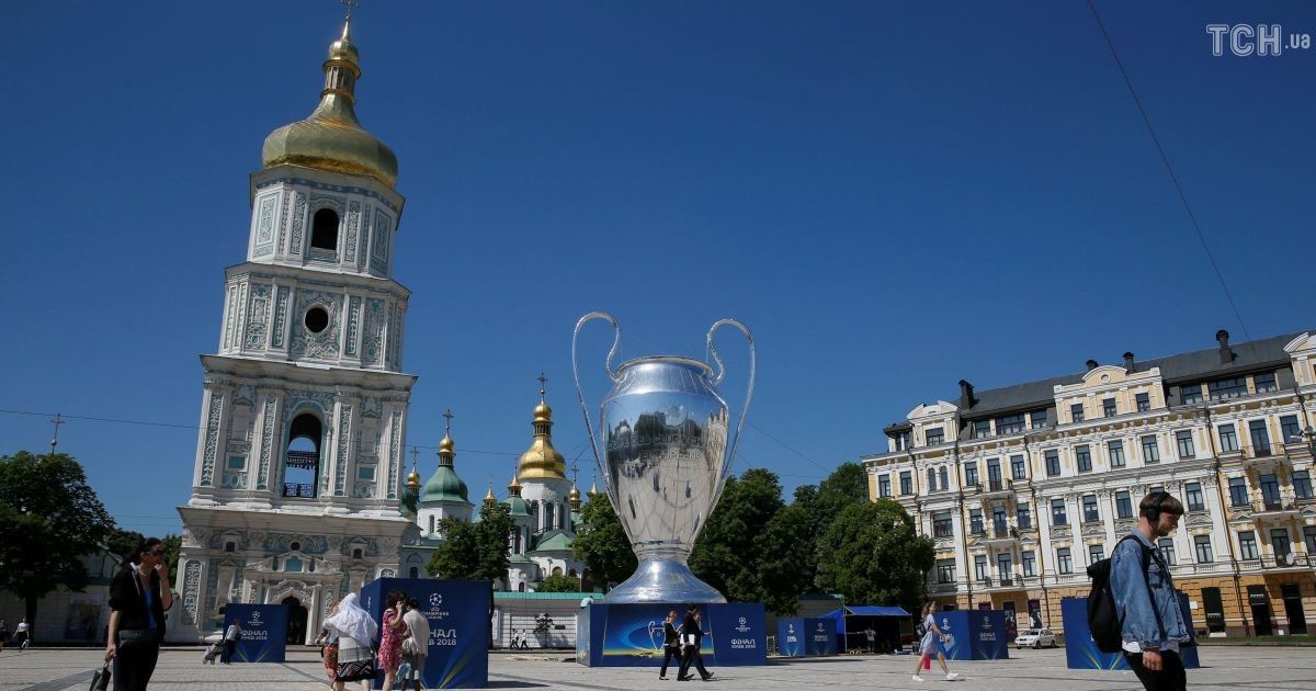 Реплика Кубка чемпионов на Софийской площади в Киеве.