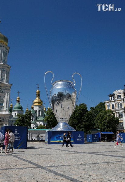 Репліка Кубка чемпіонів на Софійській площі у Києві.