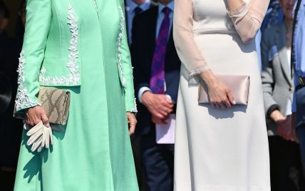 Отлично поладили: женственная герцогиня Корнуольская и элегантная герцогиня Сассекская на вечеринке в Букингемском саду