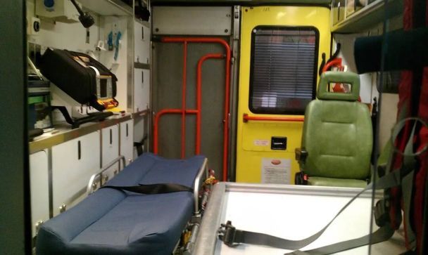 Чоловік перетворив машину швидкої допомоги на дім / © Jam Press