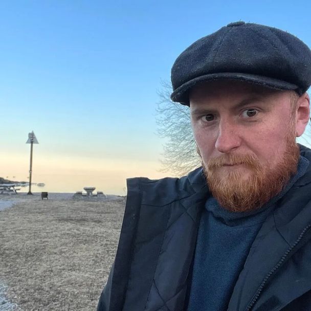 Чоловік перетворив машину швидкої допомоги на дім / © Jam Press