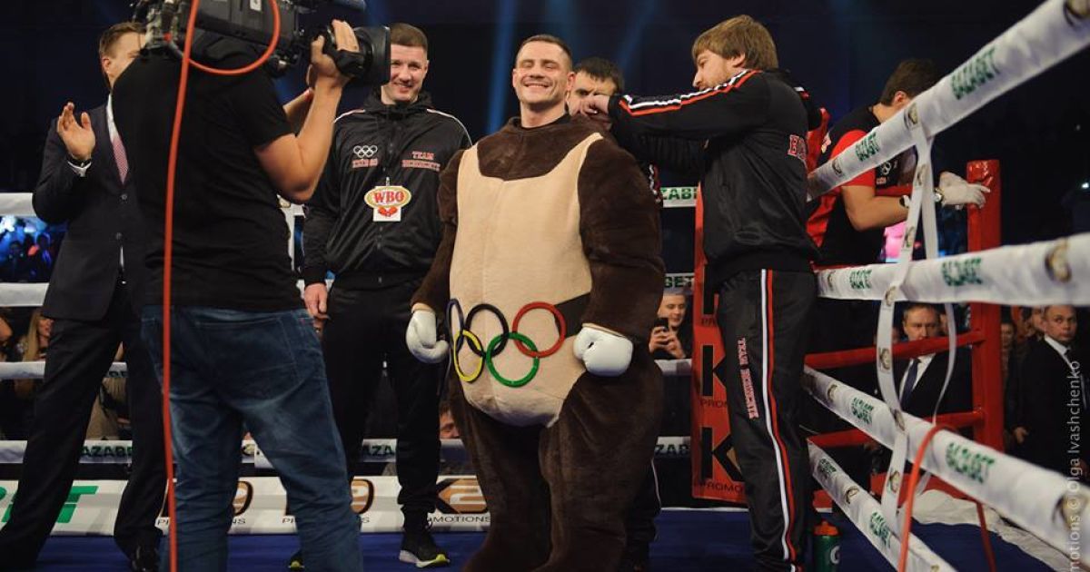 Берінчик вийшов у ринг в костюмі олімпійського ведмедика