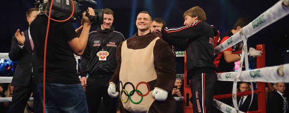 Берінчик вийшов у ринг в костюмі олімпійського ведмедика