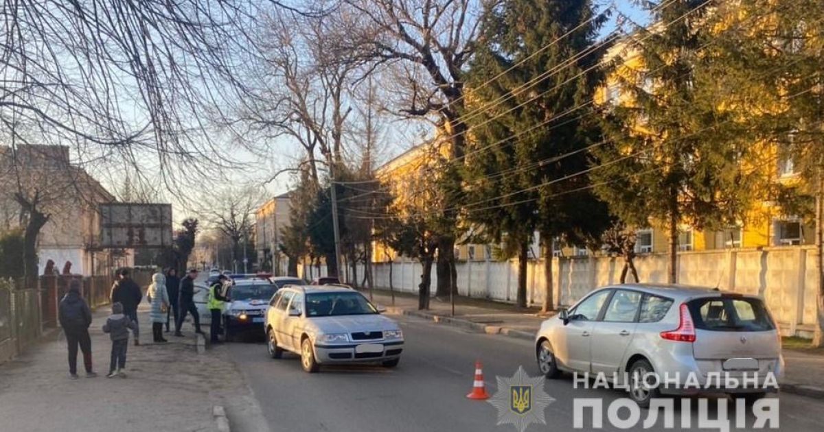 Внезапно выбежал на дорогу: во Львовской области автомобиль сбил 8-летнего мальчика (фото)