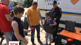 У Києві столичні поліцейські пояснювали дітлахам, у чому полягає їхня робота