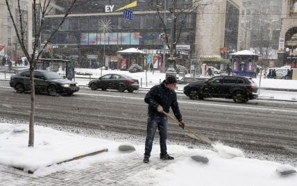 В Киеве на пять сложных участков выкатили тягачи, чтобы вытаскивать авто