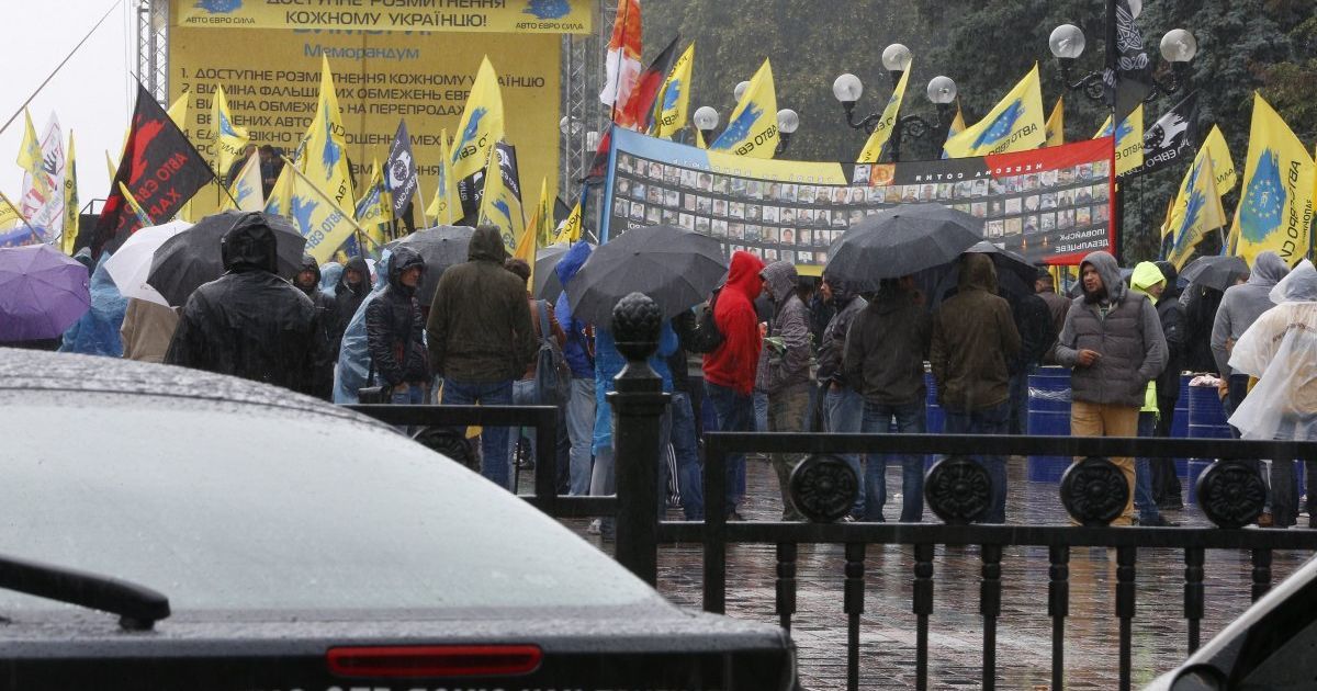 Власники авто на єврономерах вирішили протестувати безстроково