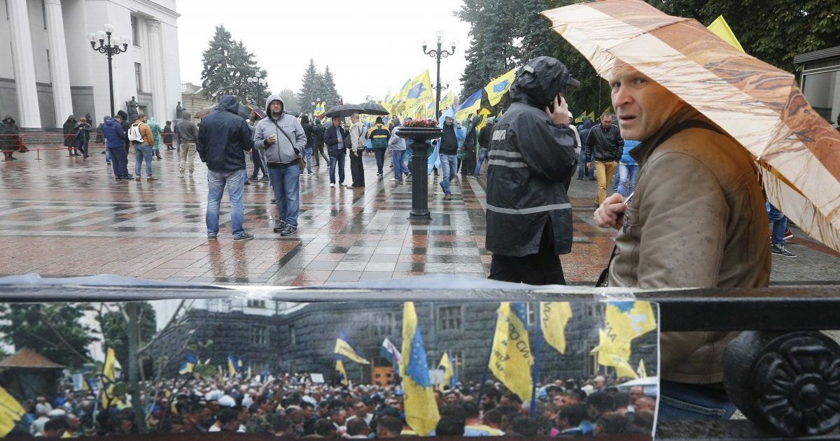 Владельцы авто на еврономерах заявили о завершении протеста под Радой