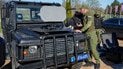 Офицеры сербской жандармерии демонстрируют акустическое устройство дальнего радиуса действия (LRAD)