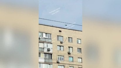 Під час тривоги у Києві дрони пролітали низько над будинками - відео