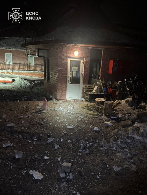 Уламки БпЛА впали у Голосіївському районі Києва після атаки РФ. / © ГУ ДСНС у Києві