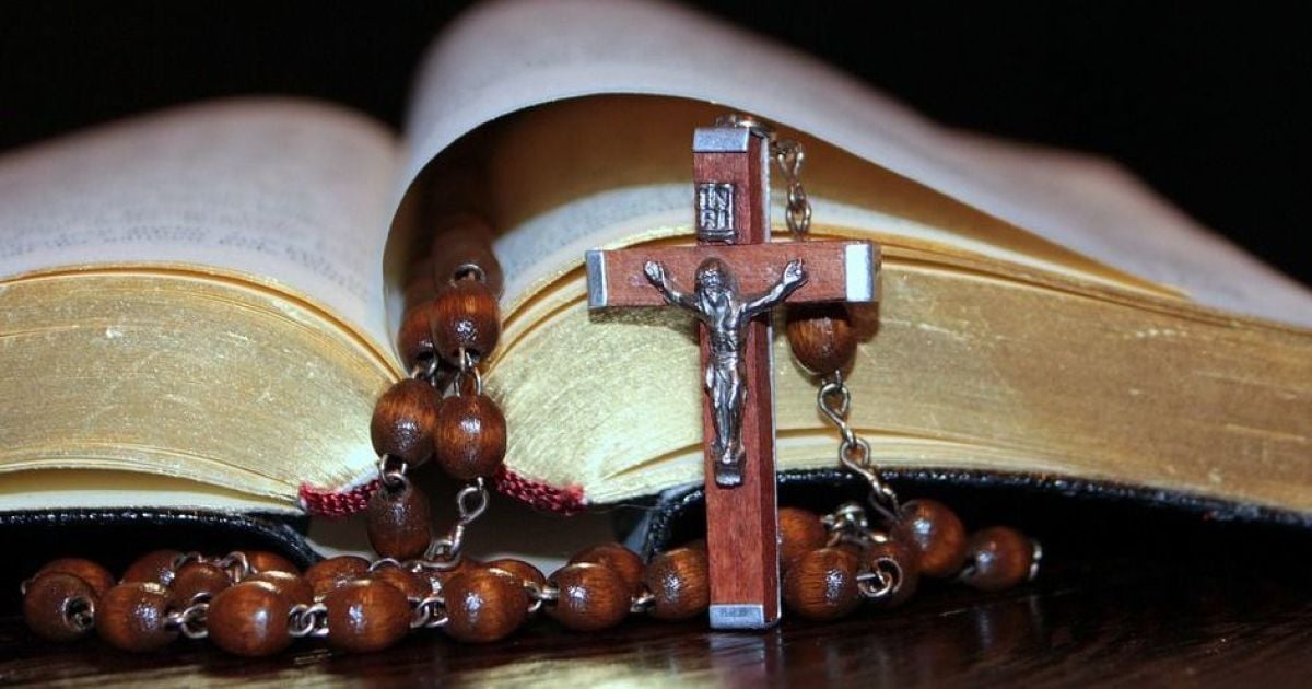 На Житомирщині священник УПЦ МП вдарив по голові хлопчика із прапором України (відео)
