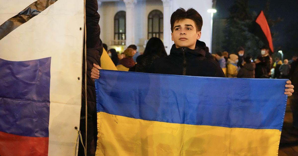 Українці у Криму вже чекають на ЗСУ: "Співають українські пісні, розвішують стрічки та символіку"