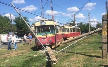 В Харькове трамвай вылетел с рельсов