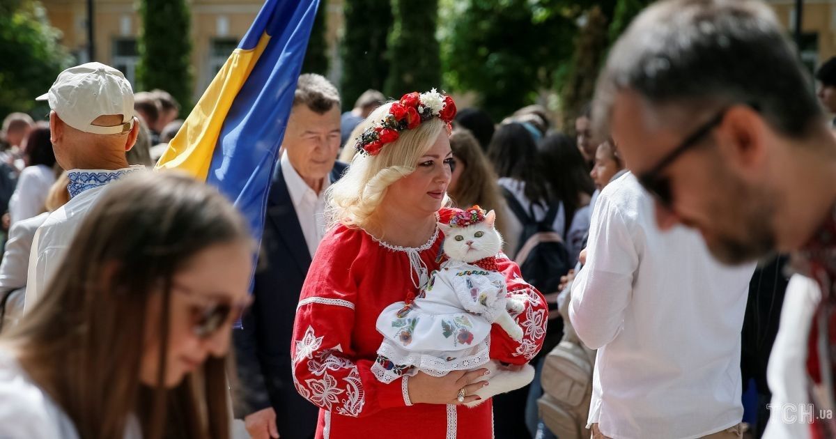 Щирі усмішки і ошатно вбрані котики. У Києві відбувся яскравий Мегамарш вишиванок  