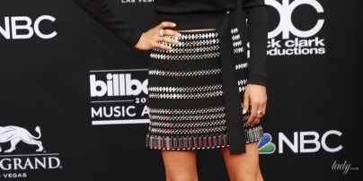Новые стрижка и цвет волос: Мила Кунис в новом образе на Billboard Music Awards
