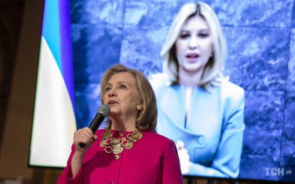 В голубом жакете и с красивой укладкой: Елена Зеленская получила награду, которую ей вручила Хиллари Клинтон