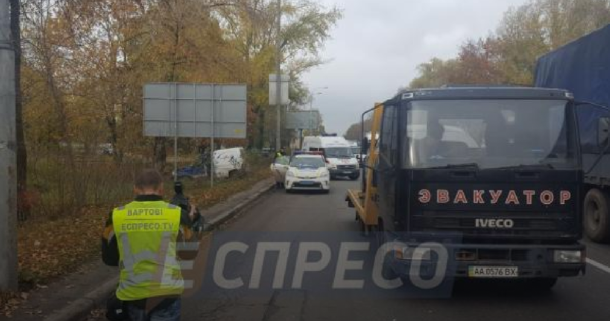 В Киеве произошло ДТП с участием эвакуатора, есть пострадавший