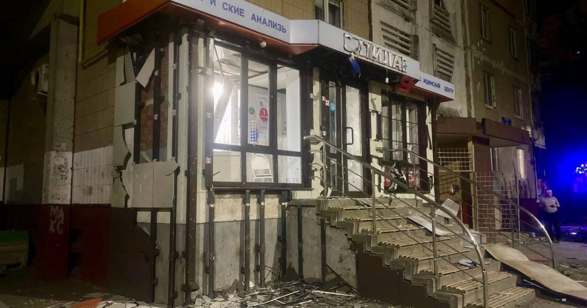 В результате обстрела в Белгороде в 46 квартирах 10 многоквартирных домов выбиты окна.