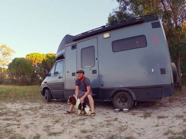 Чоловік перетворив машину швидкої допомоги на дім / © Jam Press