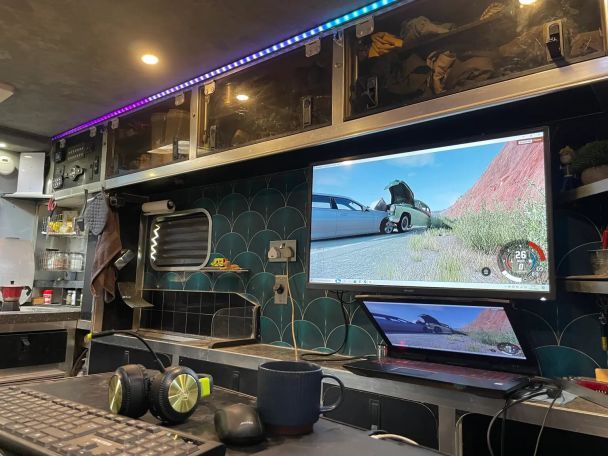 Чоловік перетворив машину швидкої допомоги на дім / © Jam Press