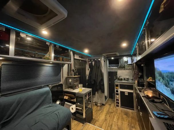 Чоловік перетворив машину швидкої допомоги на дім / © Jam Press