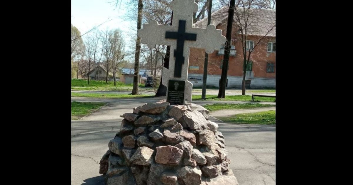 Заради “крутого” фото на Дніпропетровщині дівчина вилізла на хрест біля православного храму