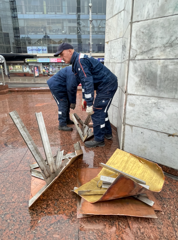 Демонтаж советской звезды на Галицкой площади в Киеве 4 ноября