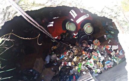 У Львівській області двоє людей провалились в яму зі сміттям: їх діставали рятувальники (фото)