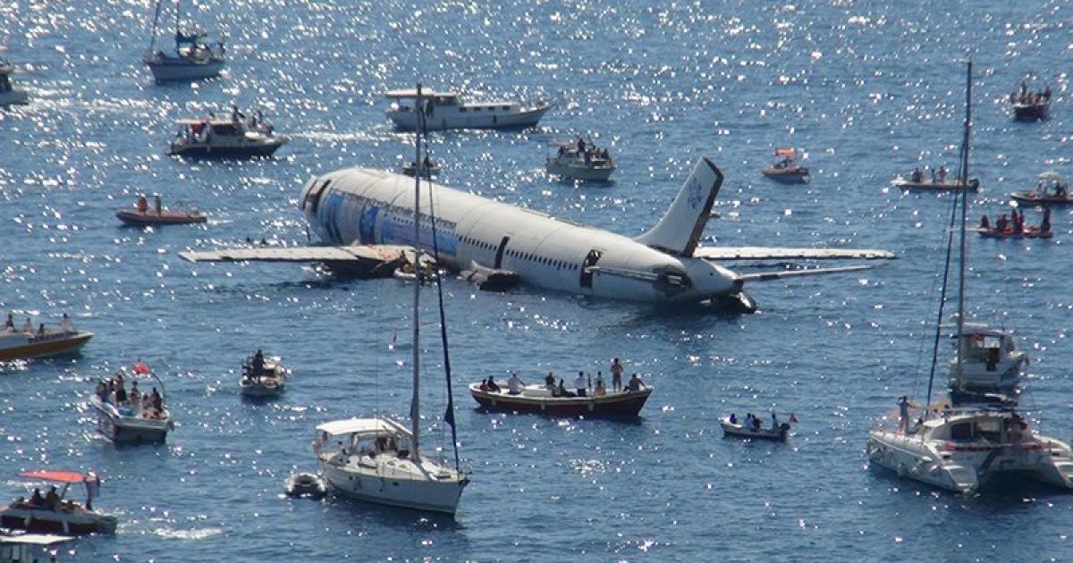В Турции затопили самолет, чтобы завлечь туристов